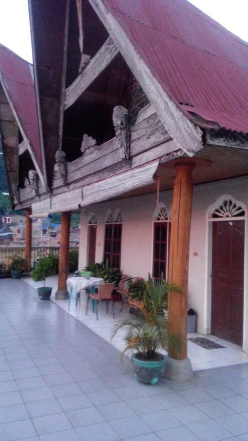 Melissa Palace Hotel And Karaoke Parapat Extérieur photo